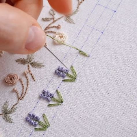 Diana Vingert | 🌷🌷 | Instagram Basic Hand Embroidery Stitches, Hand Embroidery Patterns Free, Simple Hand Embroidery Patterns, Ribbon Embroidery Tutorial, Diy Embroidery Designs, Bead Embroidery Tutorial, Hand Embroidery Patterns Flowers, Hand Embroidery Videos, Diy Embroidery Patterns