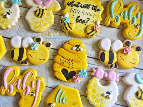 Carlota 💗 on Instagram: “He or She... What will this little honey bee?? 💗💙🐝💙💗 . . “Baby” buzzing lettering inspired by the amazing @6bscreations  #beecookies…” Honey Bee Baby Shower, Bee Cookies, Bee Cakes, Instagram Mom, Bee Baby Shower Theme, Mommy To Bee, Bumble Bee Baby Shower, Themed Cookies