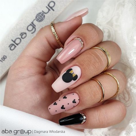 Beige polish with black Minnie mouse nail design on medium square nails Disney Acrylic Nail Designs, Disney Design Nails, Disney Toe Nail Designs, Aesthetic Disney Nails, Simple Disney Nail Designs, Disney Themed Nails Acrylic, Summer Disney Nails, Classy Disney Nails, Disney Nail Ideas