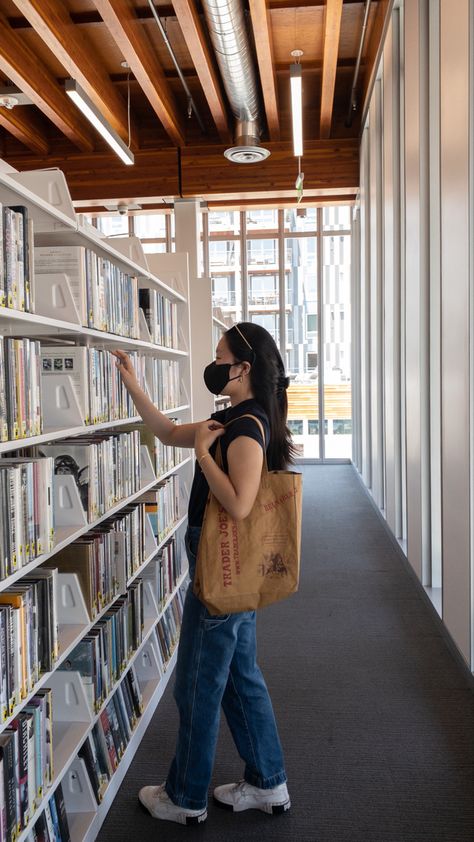 Library Pose, Books Photoshoot, Library Photoshoot, Shooting Ideas, Photoshoot Pose, Pose Idea, Book Fair, How To Pose, Library Books