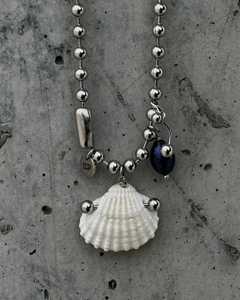 Hand made unique jewelry. Pierced sea shell & black pearl on ball-chain necklace Shell Jewelry Ideas, Chain Aesthetic, Shells Necklace, Chain Necklace Diy, Hardware Jewelry, Sea Jewelry, Ball Chain Necklace, Funky Jewelry, Shell Necklace