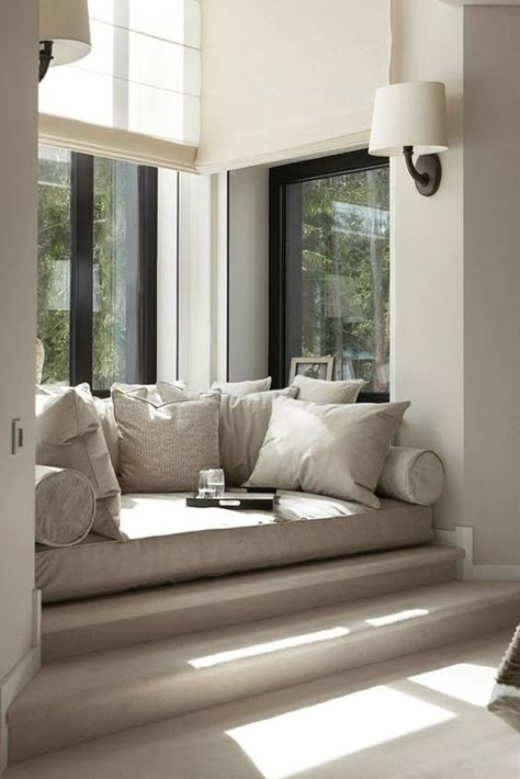 Cozy Window Seat, Sitting Bench, Kitchen Corner, Bench Seat, A Living Room, White Bedroom, Window Seat, Ideas Kitchen, Design Case