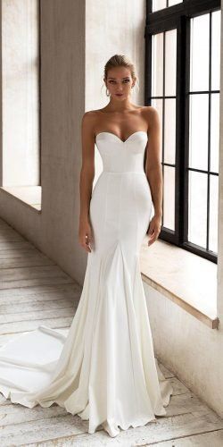 Wedding Dress Designers You Want To Know About ★ wedding dress designers simple sheath sweetheart strapless neckline beach evalendel Eva Lendel Wedding Dresses, Eva Lendel, Wedding Gown Inspiration, Minimalist Wedding Dresses, Classic Wedding Dress, Dream Wedding Ideas Dresses, Princess Wedding Dresses, Elegant Wedding Dress, Wedding Dress Inspiration