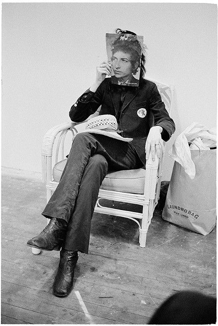 Selections from Patti Smith 1969-1976 will be on display in Albany, at the College of Saint Rose's Esther Massry Gallery, through February 28.  Laundrobag (Patti as Bob Dylan), early 1970s. - JUDY LINN Patti Smith Bob Dylan, 70s Life, Robert Mapplethorpe, Boho Life, Patti Smith, Rock N’roll, I'm With The Band, Black And White Portraits, Jolie Photo