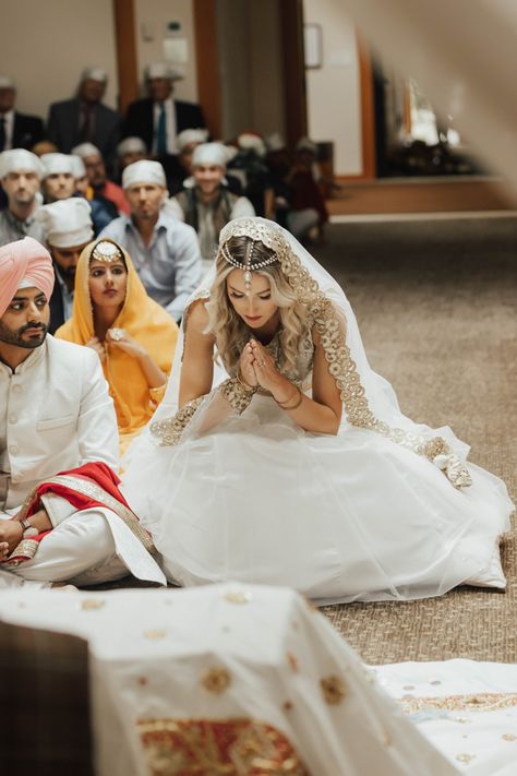 Indian Wedding White Bride, Punjabi American Wedding, Interracial Indian Wedding, Sikh Wedding Aesthetic, Mixed Culture Wedding, Sikh Wedding Guest Outfit, Sikh Wedding Dress Punjabi Bride, Indian Wedding Dress White, Punjabi Wedding Ideas