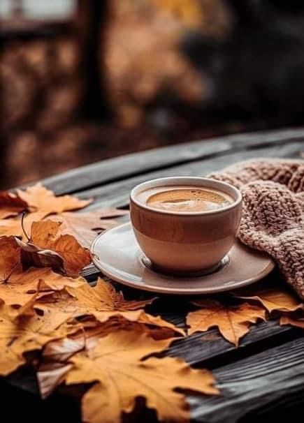 Books Flatlay, Aesthetic Cups, Flowers Autumn, Coffee Candle, Coffee Photos, Coffee Photography, Candle Inspiration, Good Morning Coffee, Autumn Coffee