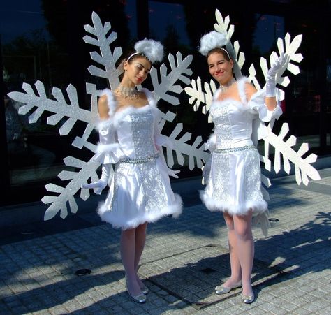 Snow Flake Costume Diy, Snow Flake Costumes, Snow Theme Outfit, Snow Themed Parade Float, Snow Costume Diy, Blizzard Costume, Diy Snowman Costume, Winter Costume Ideas, Snow Princess Costume