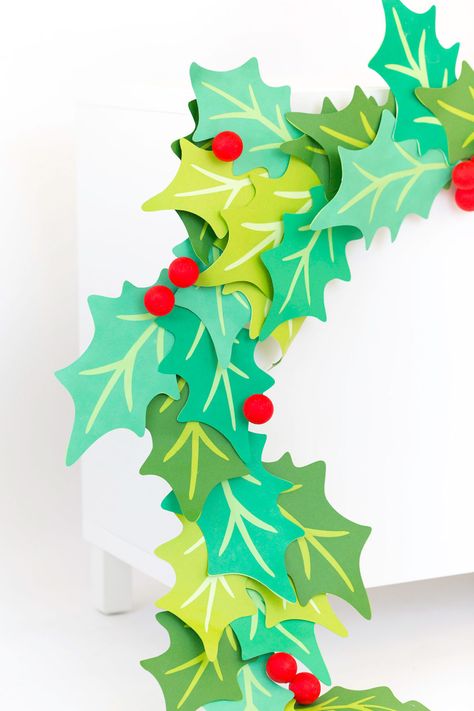 Giant Paper Holly Garland - Damask Love Cricut Holly Wreath, Cricut Christmas Garland Ideas, Cricut Paper Garland, Paper Holly Wreath, Paper Holly Garland, Easy Christmas Door Decorations, Holly Garland, Holly Wreath, 12 December