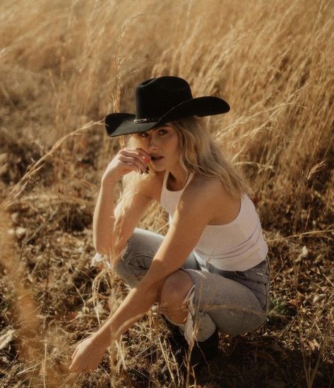 Beach Cowgirl Photoshoot, Cowgirl Pose Reference, Cowgirl Photoshoot Ideas, Cowgirl Poses, Cowgirl Character, Cowgirl Shoot, Western Shoot, Cowgirl Photography, Cowgirl Photoshoot