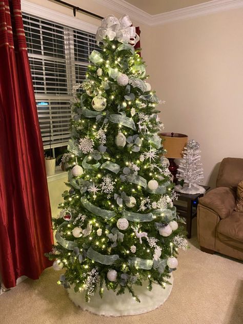 White, silver, and green metallic crinkle ribbon christmas tree Tree With Ribbon, Christmas Tree Silver, Ribbon Christmas Tree, Christmas Tree Ribbon, Tree Ribbon, Elegant Christmas Trees, Silver Christmas Tree, Ribbon Christmas, Silver Ribbon