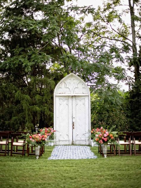 Old Doors Wedding, Diy Wedding Arbor, Old Fashioned Wedding, Diy Wedding Arch, Wedding Arbors, Diy Outdoor Weddings, Wedding Alters, Wedding Ceremony Ideas, Doors Ideas