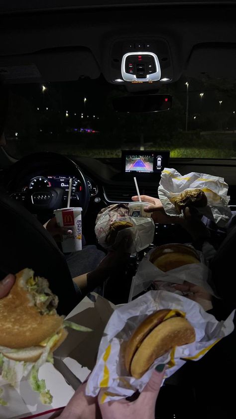 Eating In The Car Aesthetic, Friends In Car Aesthetic, Eating In The Car, Food With Friends, Summer Energy, Snap Friends, Late Night Drives, Night Scenery, Night Vibes