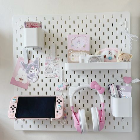 Kawaii Room Layout, Dream Desk, Study Desk Decor, Aesthetic Desk, Desk Inspo, Office Room Decor, Dekorasi Kamar Tidur, Pinterest Room Decor, Study Room Decor