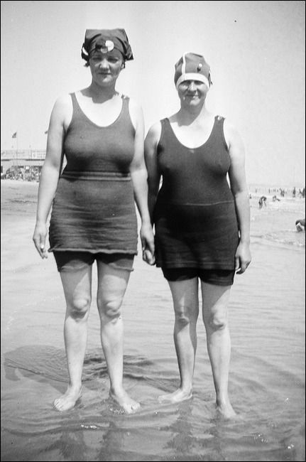 Swim Campaign, Swimsuits Vintage, Beryl Cook, Vintage Beach Photos, Flapper Girls, Vintage Lesbian, Rock Textures, Art Outfit, Vintage Bathing Suits