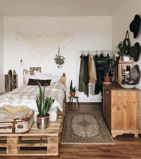 Small Apartment Living Room Layout, Bedroom Pallet, Apartment Living Room Layout, Hipster Bedroom, Hipster Home Decor, Furniture Placement Living Room, Small Living Room Furniture, Hippie Bedroom, Dark Living Rooms