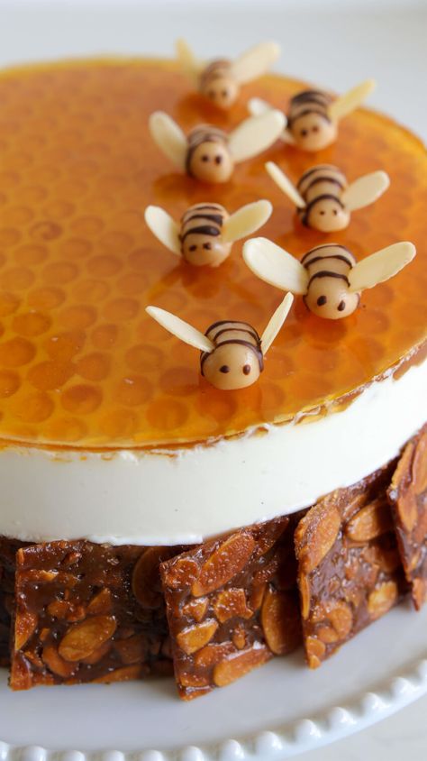 Beehive Bundt Cake, Honey Filling For Cake, Honey Comb Desserts, Honeypot Cake, Honey Cake Decoration, Honeycomb Dessert, Honey Bee Cake, Honey Mousse, Most Beautiful Cakes