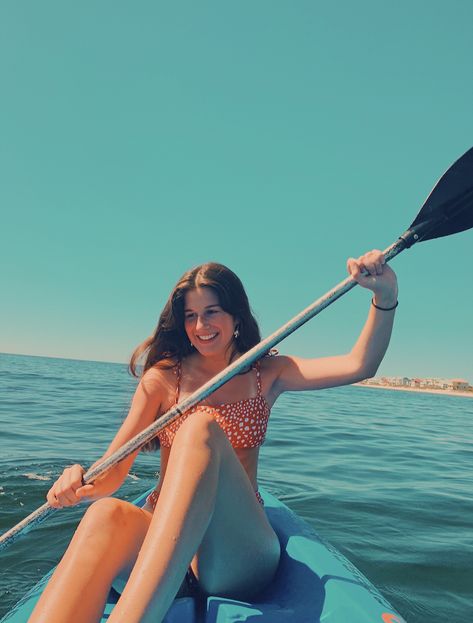 Kayak Pictures Ideas Instagram, Kayaking Instagram Pictures, Kayaking Poses, Kayaking Photoshoot, Kayak Photoshoot Ideas, Sacramento Outfits, Kayak Pictures Ideas, Kayak Pose, Kayaking Pictures