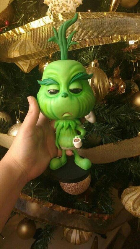 Grinch Polymer Clay, Clay Grinch, Fimo Kawaii, Clay Christmas Decorations, Grinch Christmas Decorations, Paper Mache Art, Christmas Clay, Polymer Clay Sculptures, Polymer Clay Christmas