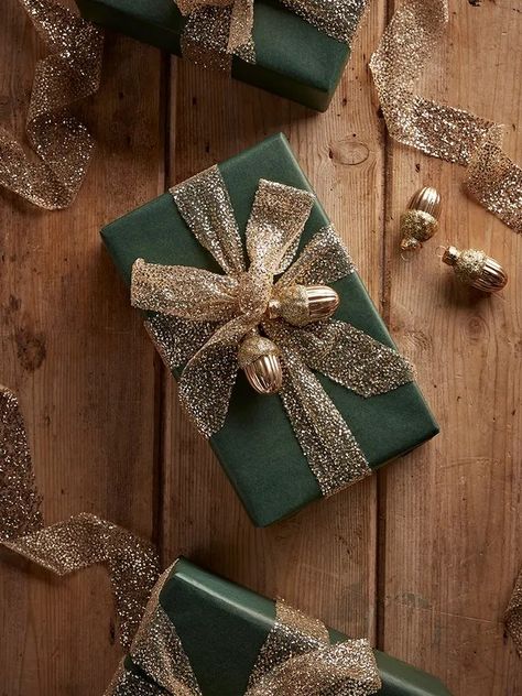 Christmas Present Wrap, Christmas Gift Wrapping Diy, Pretty Gift Wrapping Ideas, Gold Wrapping Paper, Xmas Gift Wrap, Green Wrapping Paper, Golden Ribbon, Wrapping Inspiration, Christmas Gift Packaging