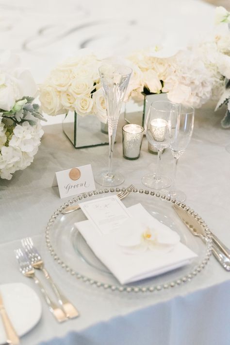 Silver Place Setting Wedding, White Silver Table Setting, Silver Wedding Table Settings, White And Silver Table Decor, White And Silver Wedding Decorations, All White Table Setting, Silver Table Decorations, Disco Reception, Silver Table Setting