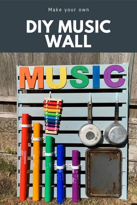 Create your own music wall for kids, ideal for gardens. Simple, easy and cheap! Musical Wall, Musical Garden Ideas, Diy Sensory Garden, Music Wall Preschool, School Outside Area, Outdoor Sensory Wall, Sensory Playground Outdoor, Cheap Diy Kids Outdoor Play Area Ideas, Nursery Garden Ideas