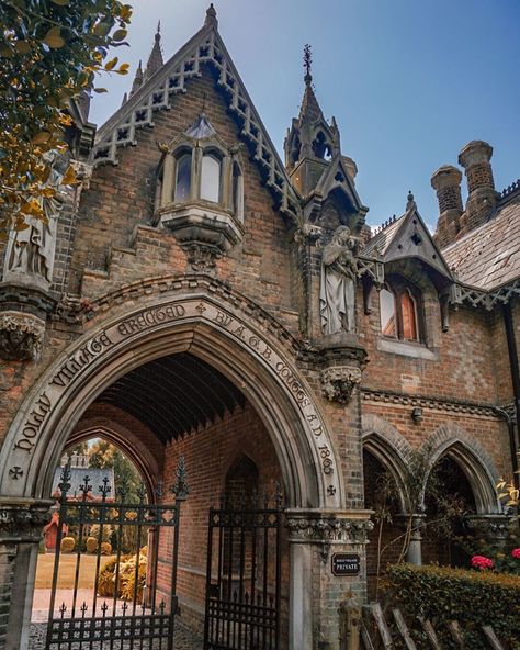 Holly Village, Uk Landscapes, English Architecture, Heavenly Places, London Aesthetic, English Village, Manor House, London England, Dark Aesthetic