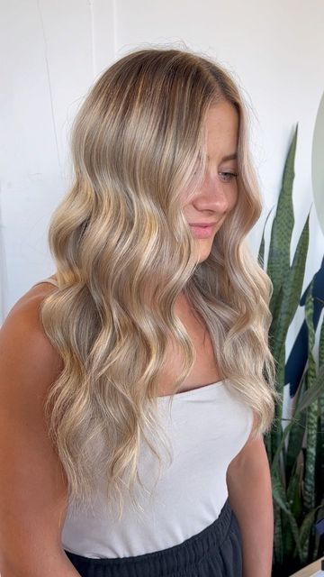 Honey Toned Blonde Hair, Blended Balayage Blonde, Warm Blonde Hair Highlights, Easy Grow Out Blonde, Curled Hair Blonde, Warm Tone Hair Color, Full Foil Highlights, Blond Hair Ideas, Highlights For Blonde Hair