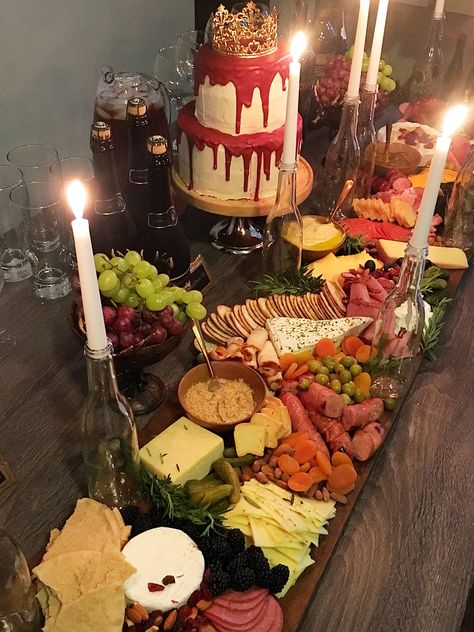 The perfect charcuterie board guaranteed to wow all your friends. Game Of Thrones Bar, Game Of Thrones Food, Viking Birthday, Game Of Thrones Birthday, Vikings Halloween, Dnd Party, Viking Party, Hobbit Party, Game Of Thrones Theme