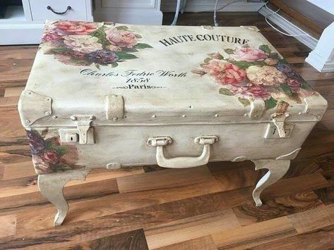 Suitcase Ideas, Formal Room, Suitcase Table, Suitcase Decor, Muebles Shabby Chic, Diy Suitcase, Decoration Shabby, Small Portions, Old Suitcases