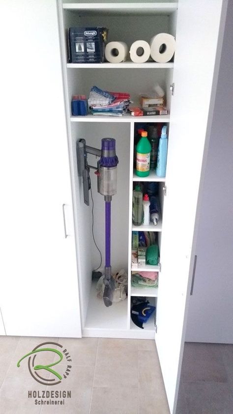 Rangement Dyson, Organized Cabinets, Clean Routine, Cleanse Drink, Cleaning Closet Organization, Pantry Closet Design, تحت الدرج, Armoire Entree, Cleaning Tips And Tricks