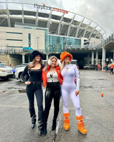 It will forever be the white bodysuit that changed the NFL wife and girlfriend fashion game. Sunday, in a private suit at Paycor Stadium in Cincinnati, Wag Outfits Football, Nfl Girlfriend Outfit, Nfl Wife Outfits, Paycor Stadium, Nfl Wife, Nfl Wives, T Swift, Nfl Outfits, Pinch Me