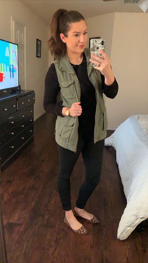 Green Vest Outfits For Women Winter, Light Green Vest Outfit, Olive Vest Outfits For Women, Olive Green Vest Outfits For Women, Green Vest Outfit Winter, Cheetah Flats Outfit, Green Vest Outfits For Women, Olive Vest Outfit, Army Green Vest Outfit