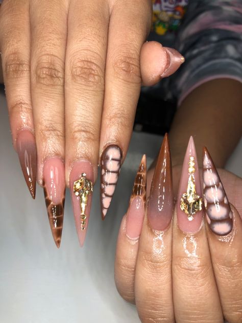 Brown Croc Nails Acrylic, Fall Nail Stiletto, Honey Brown Nails Acrylic, Gold Crocodile Nails, Brown Stilleto Nails Long, Long Brown Almond Nails, Fall Stiletto Nails Design Brown, Fall Acrylic Nails Stiletto, Brown Stilleto Nails Design