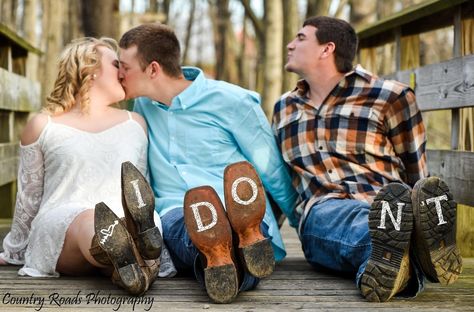 Couple Goes Viral for Hilarious Wedding Photos of Their Third-Wheeling Best Man - Cosmopolitan.com Funny Engagement Photos, Funny Wedding Pictures, Engagement Humor, Engagement Photos Country, Funny Wedding Photos, Winter Girl, Wedding Photography Bride, Best Friend Wedding, Photographs Ideas