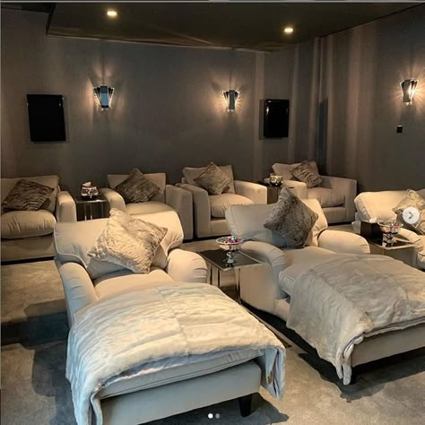 Dröm Hus Planer, Small Home Theaters, Home Theater Room Design, Theater Room Design, Home Cinema Room, At Home Movie Theater, Home Theater Rooms, Home Theater Design, Theatre Room