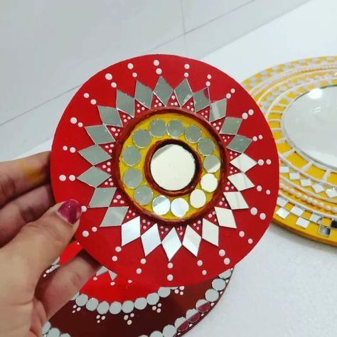 Lippan Art Craft, Diy Small Mirrors Ideas, Mirror Work Craft Ideas, Lippan Art Toran Design, Lippan Art Tea Coasters, Lippan Art Toran, Lippan Art Small Circle, Lippan Art For Kids, Lippan Art On Diya