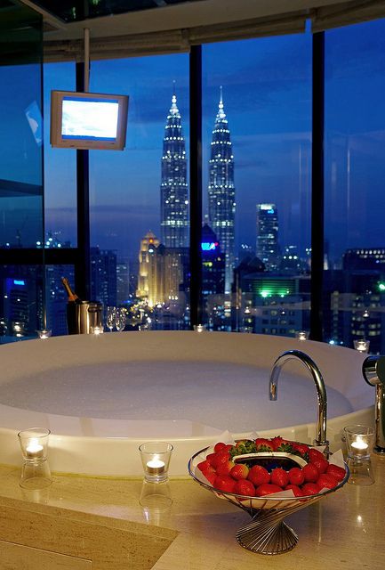 Unique Hotel Rooms, Unique Hotels, Dream Bathrooms, Dream Bathroom, House Goals, Beautiful Bathrooms, Design Case, Luxury Life, City View