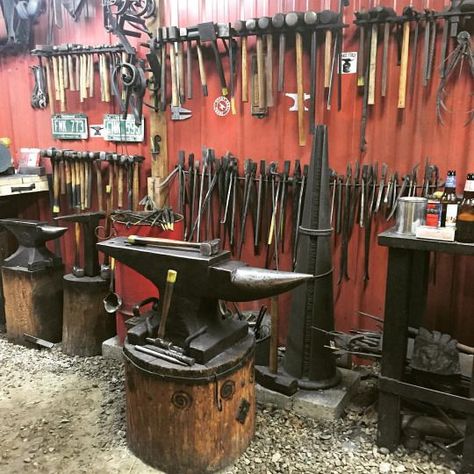 Blacksmith Workshop, Diy Forge, Forging Tools, Blacksmith Forge, Anvils, Blacksmith Tools, Blacksmith Projects, Metal Workshop, Work Tomorrow