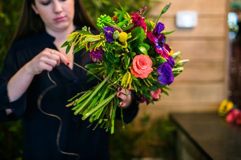 Step by Step instructions to making a European style hand-tied bouquet! European Hand Tied Bouquet, Bouquet Step By Step, Floral Market, Making A Bouquet, Hand Tied Bouquet, Flower Arrangements Diy, Floral Bouquets, European Style, Step By Step Instructions