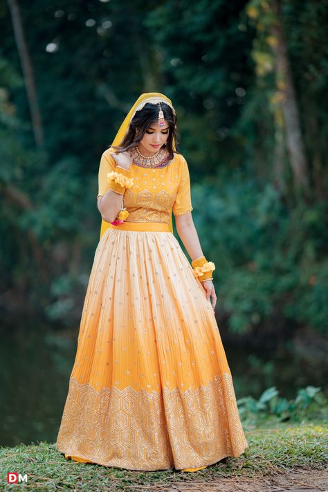 Singal Girls Poss, Girl Haldi Poss, Haldi Braid, Indian Haldi Outfit, Solo Photo Poses, Bengali Bride Reception Look, Lehnga Photoshoot Poses, Haldi Pose, Haldi Shoot