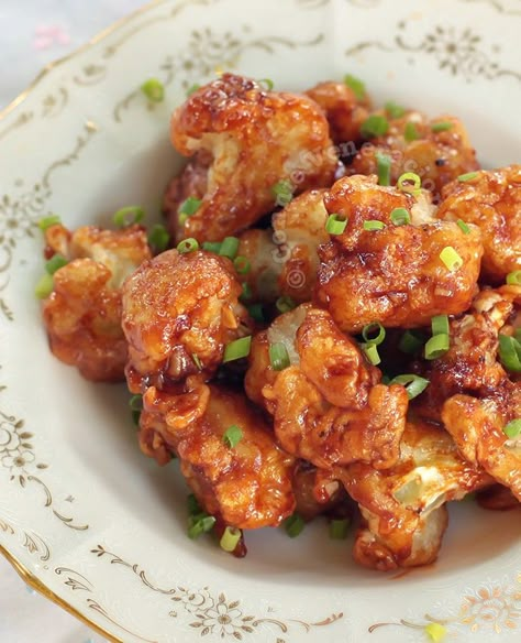 Honey Garlic Cauliflower, Honey Cauliflower, Chili Honey, Resep Vegan, Garlic Cauliflower, Sticky Sauce, Crunchy Veggies, Cauliflower Dishes, Cauliflower Bites