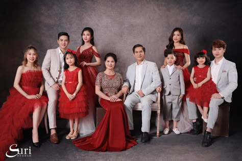 Chinese Family Photography, Family Photo Studio Concept, Poto Studio, Family Roleplay, New Year Photoshoot, Family Photo Studio, Family Potrait, Big Family Photos, Chinese Background