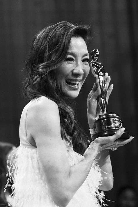 Michelle Yeoh Oscars, Oscars 2023, Best Actress Oscar, Girl God, Blue Lantern, Fav Celebrities, Like Fine Wine, Michelle Yeoh, 90s Aesthetic