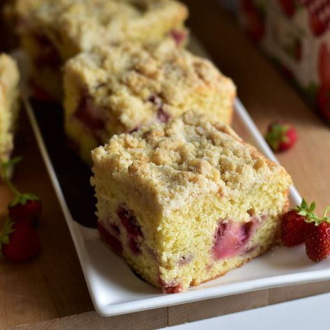 Desserts With Buttermilk, Strawberry Crumb Cake Recipe, Strawberry Crumb Cake, Strawberry Crunch Cake, Crumb Cake Recipe, Moist Vanilla Cake, Cake Mug, Crunch Cake, Strawberry Cake Recipes