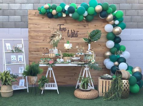 Two Wild Table Decor, Lion Baby Shower Theme, Jungle Birthday Party Ideas, Lion Birthday Party, Jungle Decorations, Dessert Table Birthday, Lion King Baby Shower, Wild Birthday Party, 1st Birthday Balloons