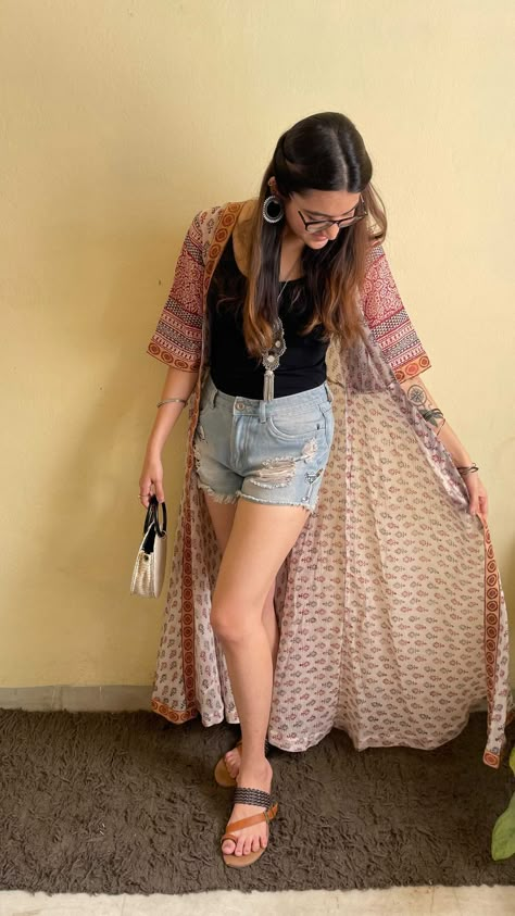 Shorts Kurtis For Jeans, Goa Outfits Women Aesthetic, Boho Outfits Indian, Indian Boho Fashion, Shorts And Top Outfit, Shrug Design, Rajasthan Tour, Chic Ootd, Spaghetti Top