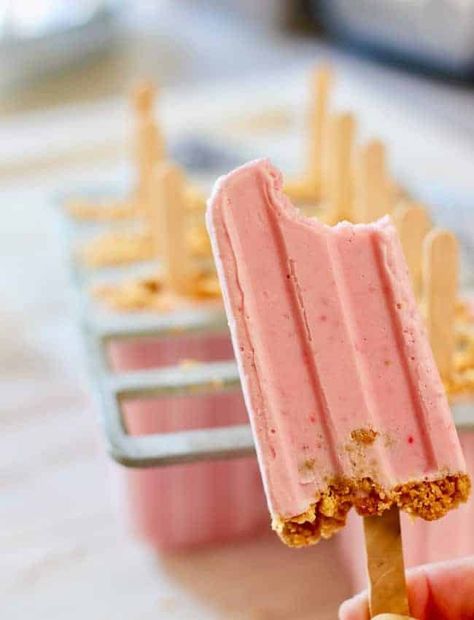 Strawberry Cheesecake Pops, Strawberry Cheesecake Popsicles, Lemon Cheesecake Tarts, Marinated Zucchini, Yogurt Popsicle Recipes, Ice Cream Bar Recipe, Frozen Yogurt Popsicles, Frozen Popsicles, Cheesecake Popsicles