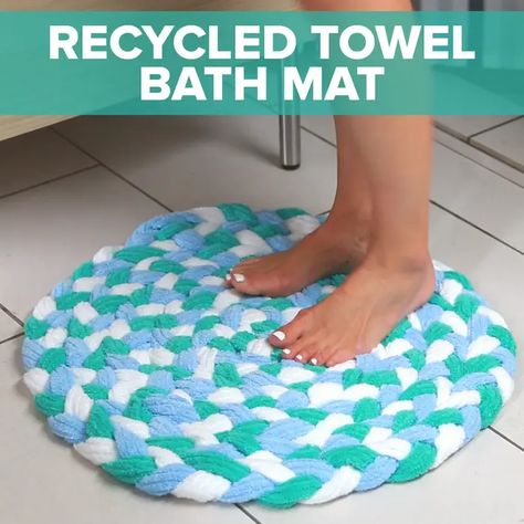 Turn Old Towels Into A Soft, Sophisticated Bath Mat Upcycle Towels, Karpet Perca, Recycled Towels, Diy Sy, Old Towels, Diy Rug, Rag Rug, You Can, Diy Projects To Try