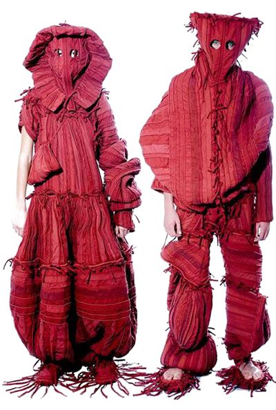 If you've ever envied the scarecrow's wardrobe, one of these outfits is for you! They look fresh from the garden in Tomato Blush Red. (Rozalb de Mura) Weird Costumes, Charles Freger, Mode Steampunk, Weird Fashion, Art Brut, High Fantasy, Art Textile, Scarecrow, Frankenstein