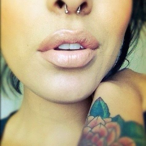 bull ring Piercings Corps, Small Septum, Double Nose Piercing, Septum Piercings, Piercing Septum, Cool Piercings, Cute Piercings, Body Piercings, Nude Lip